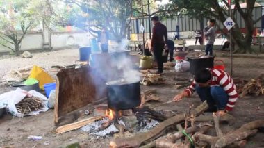 Haiduong, Vietnam, 12 Mart 2015: insanlar ve yuvarlak pirinç keki