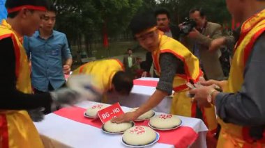 Haiduong, Vietnam, 12 Mart 2015: insanlar ve yuvarlak pirinç keki