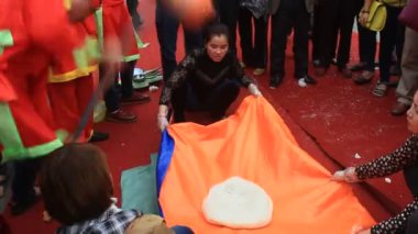Haiduong, Vietnam, 12 Mart 2015: insanlar ve yuvarlak pirinç keki