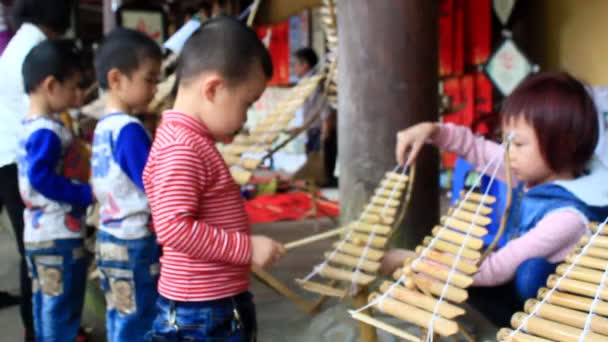 Haiduong, Vietnam, mars, 31, 2015: grupp av folk gå traditionella festivaler — Stockvideo