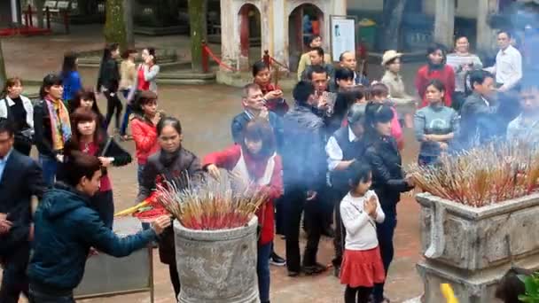 Haiduong, Vietnã, 31 de março de 2015: grupo de pessoas que frequentam festivais tradicionais — Vídeo de Stock