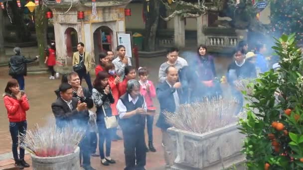 Haiduong, Vietnã, 31 de março de 2015: grupo de pessoas que frequentam festivais tradicionais — Vídeo de Stock