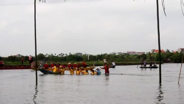 Haiduong, Wietnam, 25 lutego 2015 r.: Ludzie wyścigu tradycyjnej łodzi na jeziorze w tradycyjny festiwal, Wietnam — Wideo stockowe