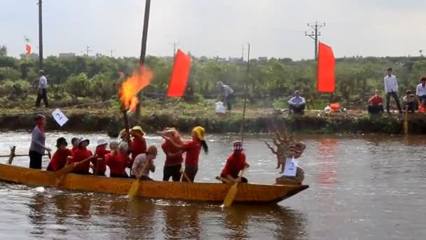 HAI DUONG, VIETNAM, 25 de febrero de 2015: los agricultores examinan cómo cocinar arroz en barco en el festival de pagoda Bach Hao, Vietnam — Vídeos de Stock