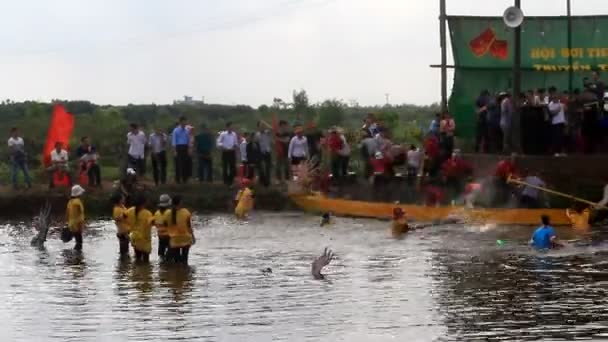 Hai duong, vietnam, 25. februar 2015: Bauern kochen Reis auf einem Boot beim bach hao pagode festival, vietnam — Stockvideo