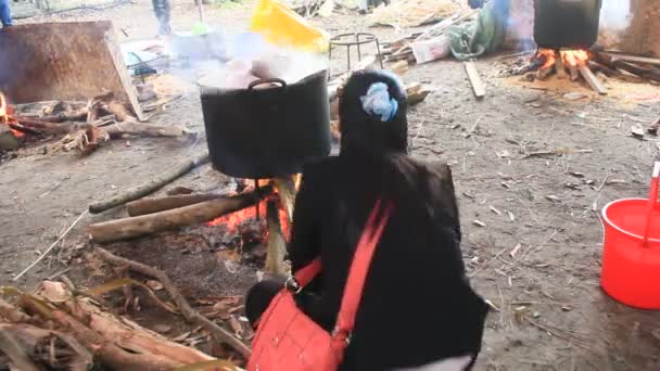 Haiduong, Vietnam, 12 de marzo de 2015: personas y pastel de arroz redondo — Vídeos de Stock