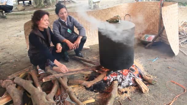 Haiduong, Vietnam, březen, 12, 2015: lidé a kulaté rýže dort — Stock video