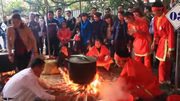 Haiduong, Vietnam, maart, 12, 2015: mensen en ronde rijst taart — Stockvideo