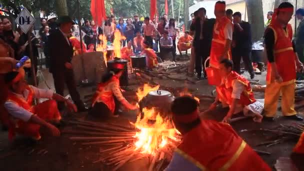 Хайдуонг, Вьетнам, 12 марта 2015 г.: люди и круглый рисовый пирог — стоковое видео