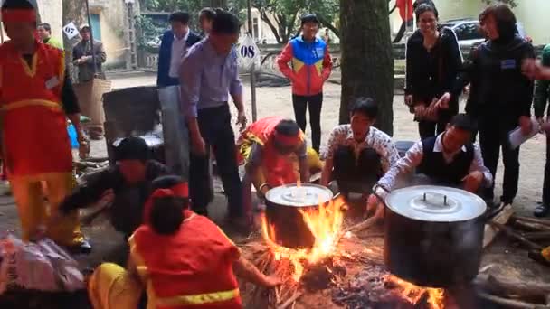 Haiduong, Vietnam, március, 12, 2015-re: emberek és kerek rizs torta — Stock videók