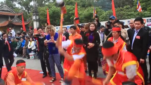 Haiduong, Vietnam, 12 Mart 2015: insanlar ve yuvarlak pirinç keki — Stok video