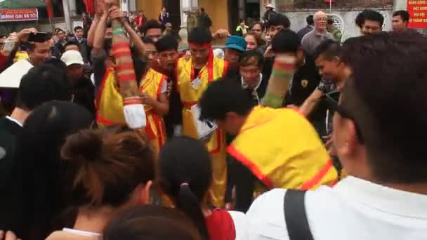 Haiduong, Vietnam, březen, 12, 2015: lidé a kulaté rýže dort — Stock video