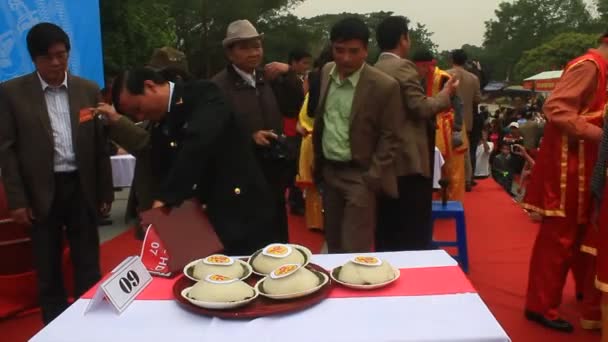 Haiduong, Vietnam, březen, 12, 2015: lidé a kulaté rýže dort — Stock video