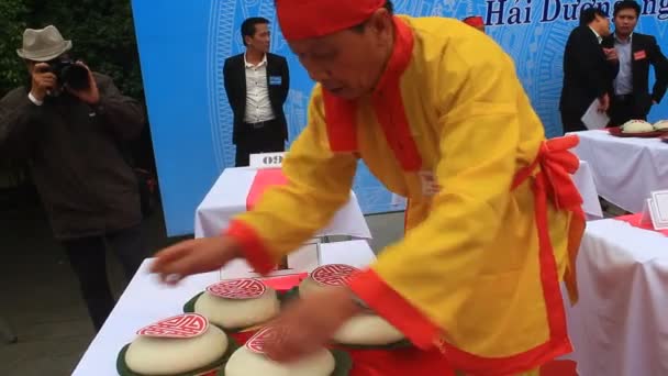 Haiduong, Vietnam, 12 de marzo de 2015: personas y pastel de arroz redondo — Vídeo de stock