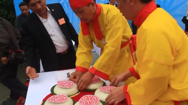 Haiduong, Vietnam, March, 12, 2015: people and round rice cake — Stock Video