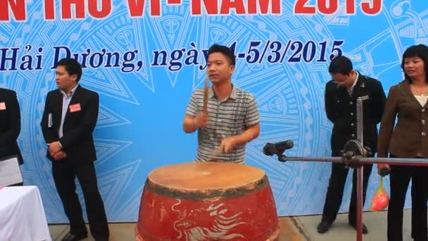 Hai duong, Vietnam, 5. März 2015: Menschen nahmen an traditionellen Festen teil — Stockvideo