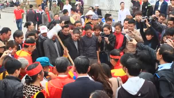 HAI DUONG, VIETNAM, 5 de março de 2015: as pessoas participaram do festival tradicional — Vídeo de Stock