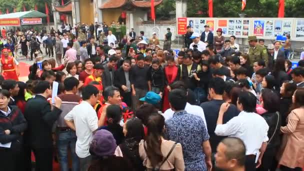 Hai Duong, Vietnam, 5 maart 2015: mensen woonden traditionele festival — Stockvideo