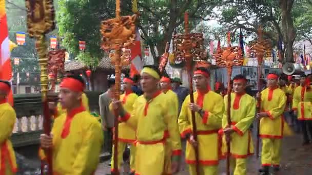 人々 は、伝統的な祭に出席したハイズオン、ベトナム、2015 年 3 月 5 日。 — ストック動画