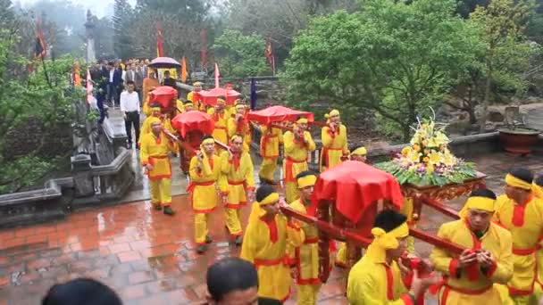 HAI DUONG, VIETNAM, 5 марта 2015 года: люди приняли участие в традиционном фестивале — стоковое видео