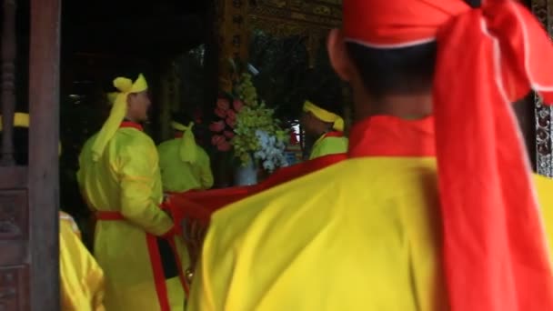 人々 は、伝統的な祭に出席したハイズオン、ベトナム、2015 年 3 月 5 日。 — ストック動画