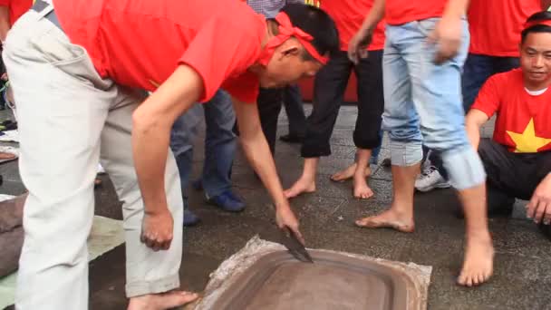 Hai Duong, Vietnam, 6. března 2015: Vietnamský zemědělci hrají žabky festivalu. — Stock video