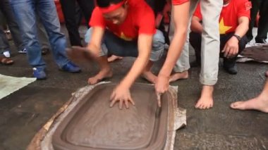 Hai Duong, Vietnam, 6 Mart 2015: Vietnam çiftçiler havai fişek Festivali oynamak..