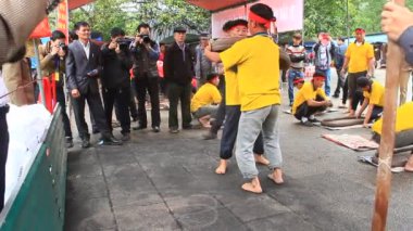 Hai Duong, Vietnam, 6 Mart 2015: Vietnam çiftçiler havai fişek Festivali oynamak..