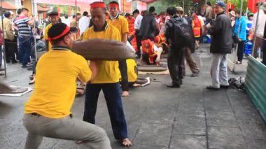 Hai Duong, Vietnam, 6 Mart 2015: Vietnam çiftçiler havai fişek Festivali oynamak..