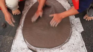 Vietnam çiftçiler havai fişek Festivali oynamak.