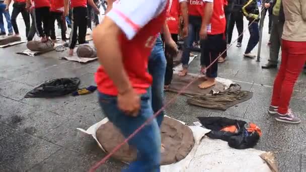 Hai duong, Vietnam, 6. März 2015: vietnamesische Bauern spielen Feuerwerkskörper beim Festival. — Stockvideo