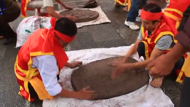 HAI DUONG, VIETNAM, 6 de marzo de 2015: Los agricultores vietnamitas juegan petardos en el festival . — Vídeos de Stock