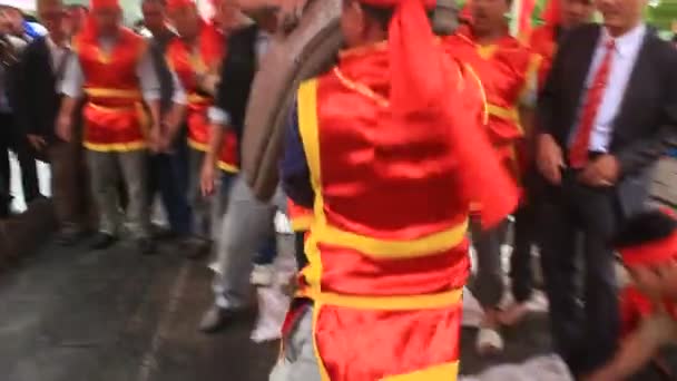 하 이즈 엉, 베트남, 2015 년 3 월 6 일: 베트남 농민 축제에서 폭죽 놀이. — 비디오