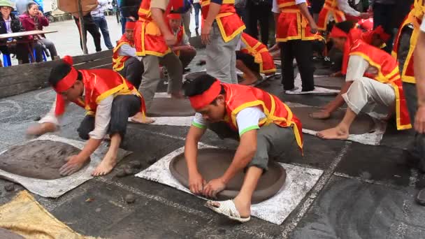 HAI DUONG, VIETNAM, 6 de marzo de 2015: Los agricultores vietnamitas juegan petardos en el festival . — Vídeo de stock