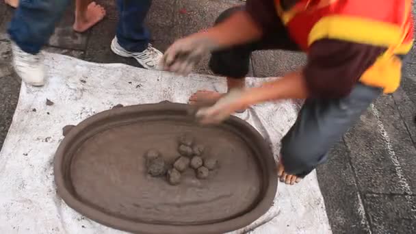 Vietnamesische Bauern spielen Feuerwerkskörper bei Festival — Stockvideo