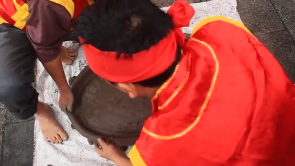 海阳、 越南，2015 年 3 月 6 日: 越南农民在春节放鞭炮. — 图库视频影像