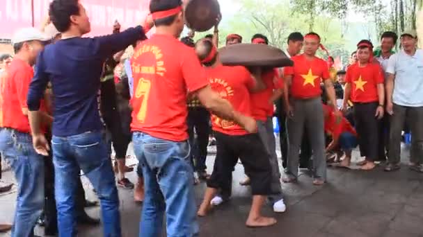 HAI DUONG, VIETNAM, March 6, 2015: Vietnamese farmers play firecrackers in festival. — Stock Video
