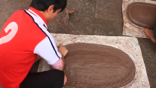 Hai Duong, Vietnam, 6 maart 2015: Vietnamese boeren spelen voetzoekers in festival. — Stockvideo