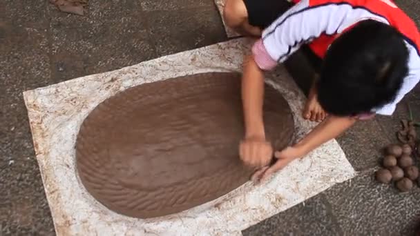 Hai duong, Vietnam, 6. März 2015: vietnamesische Bauern spielen Feuerwerkskörper beim Festival. — Stockvideo