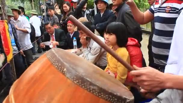 HAI DUONG, VIETNAM, 5 марта 2015 года: люди приняли участие в традиционном фестивале — стоковое видео