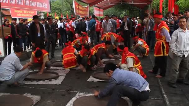 Hai Duong, Vietnam, 6. března 2015: Vietnamský zemědělci hrají žabky festivalu. — Stock video