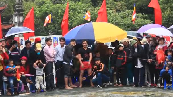 HAI DUONG, VIETNAM, 6 de marzo de 2015: los luchadores compiten en la lucha nacional en el festival Con Son — Vídeo de stock