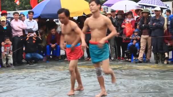 Hai Duong, Wietnam, 6 marca 2015: zapaśników konkurować w krajowe zapasy w Côn Sơn Festiwal — Wideo stockowe