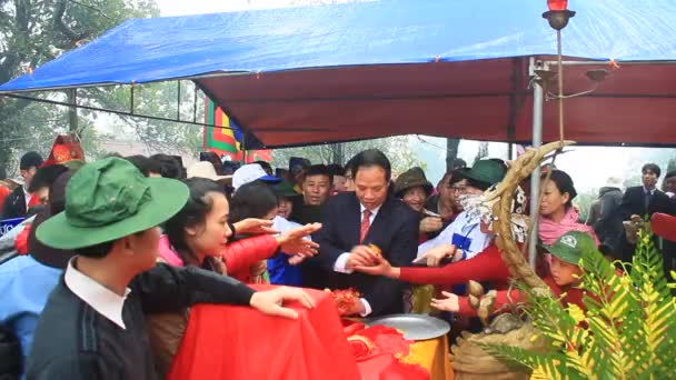 Hai Duong, Vietnam, 5 března 2015: lidé se zúčastnili tradiční festival — Stock video