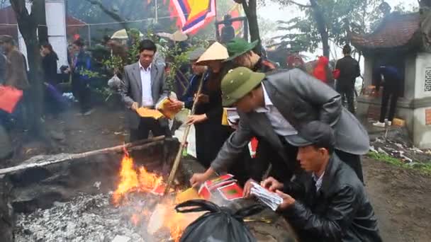 Хай Дуонг, В'єтнаму, 6 березня 2015: В'єтнамська спалювання паперові гроші для мертвих — стокове відео