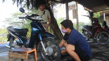Hai Duong, Vietnam, Ekim, 12: Mekanik onarım motosiklet üzerinde 12 Ekim 2014 yılında Hai Duong, Vietnam