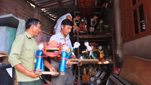 HAI DUONG, VIETNAM, OCTOBER, 3: artisans and water puppetry in Vietnam on October, 3, 2014 in Hai Duong, Vietnam — стоковое видео