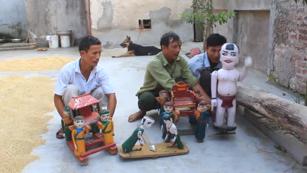 HAI DUONG, VIETNAM, OCTOBER, 3: artisans and water puppetry in Vietnam on October, 3, 2014 in Hai Duong, Vietnam — стоковое видео