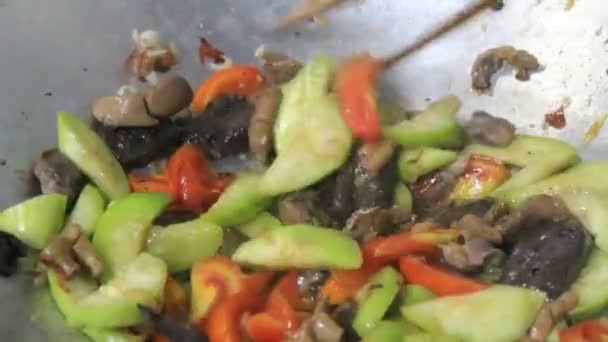 Tavada kızartılmış sebze ve et — Stok video