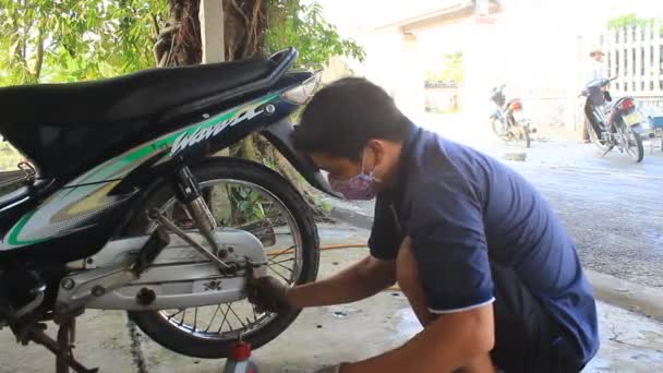 Hai Duong, Wietnam, października, 12: Mechanik naprawy motocykla na październik, 12, 2014 w Hai Duong, Wietnam — Wideo stockowe